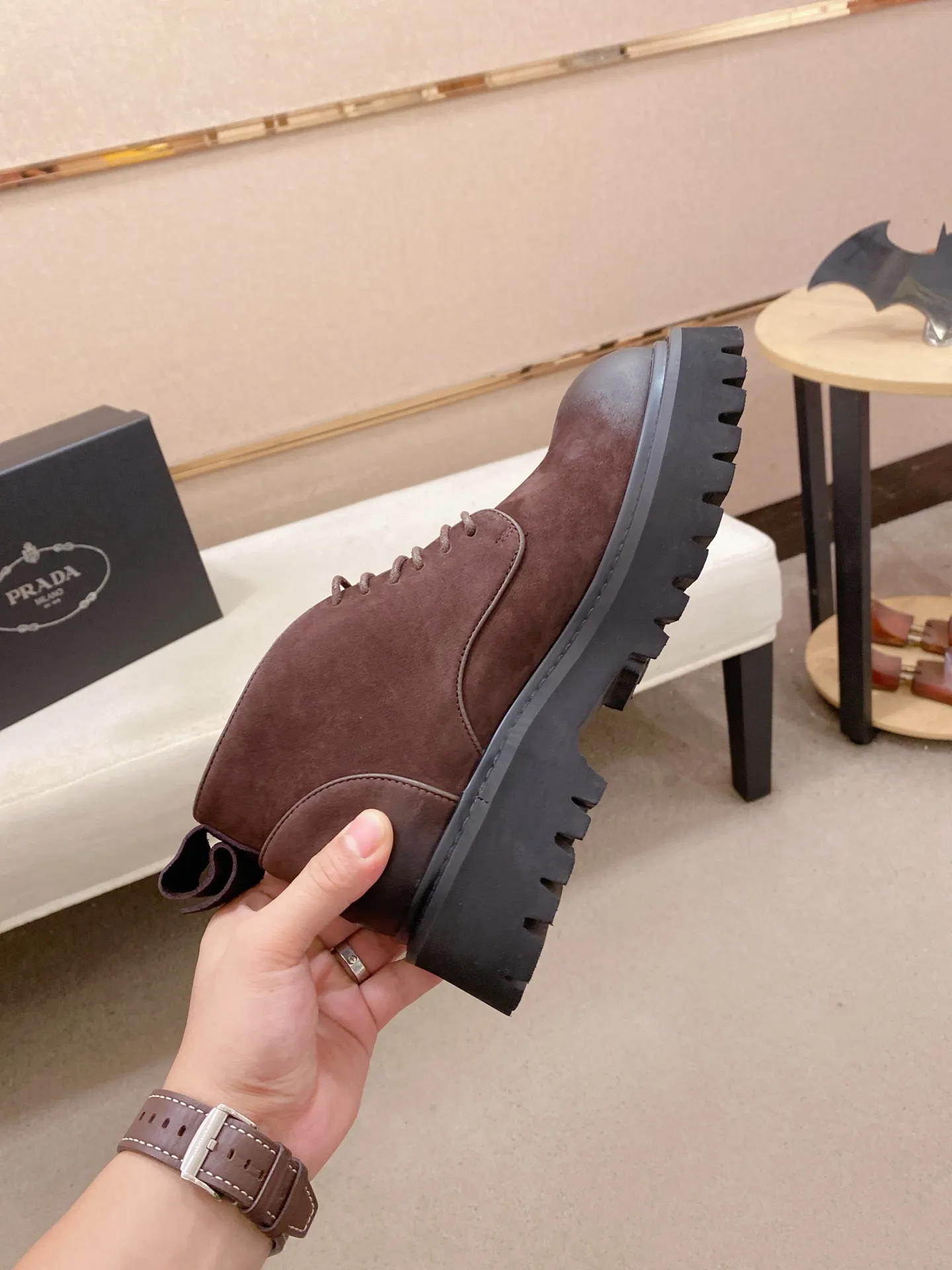 Factory price 580💰 The new PRADA (Prada) counters are launched simultaneously, new men's shoes, 😘fabrics are selected from cowhide. Lining: Full sheepskin lining. 👍🏿 High-end ☄️ air-cushion molded anti-slip rubber outsole, exquisite lines, simple and elegant, comfortable and high-end for leisure travel. Number of yards: 38 to 44. Can be ordered for 45 non-refundable